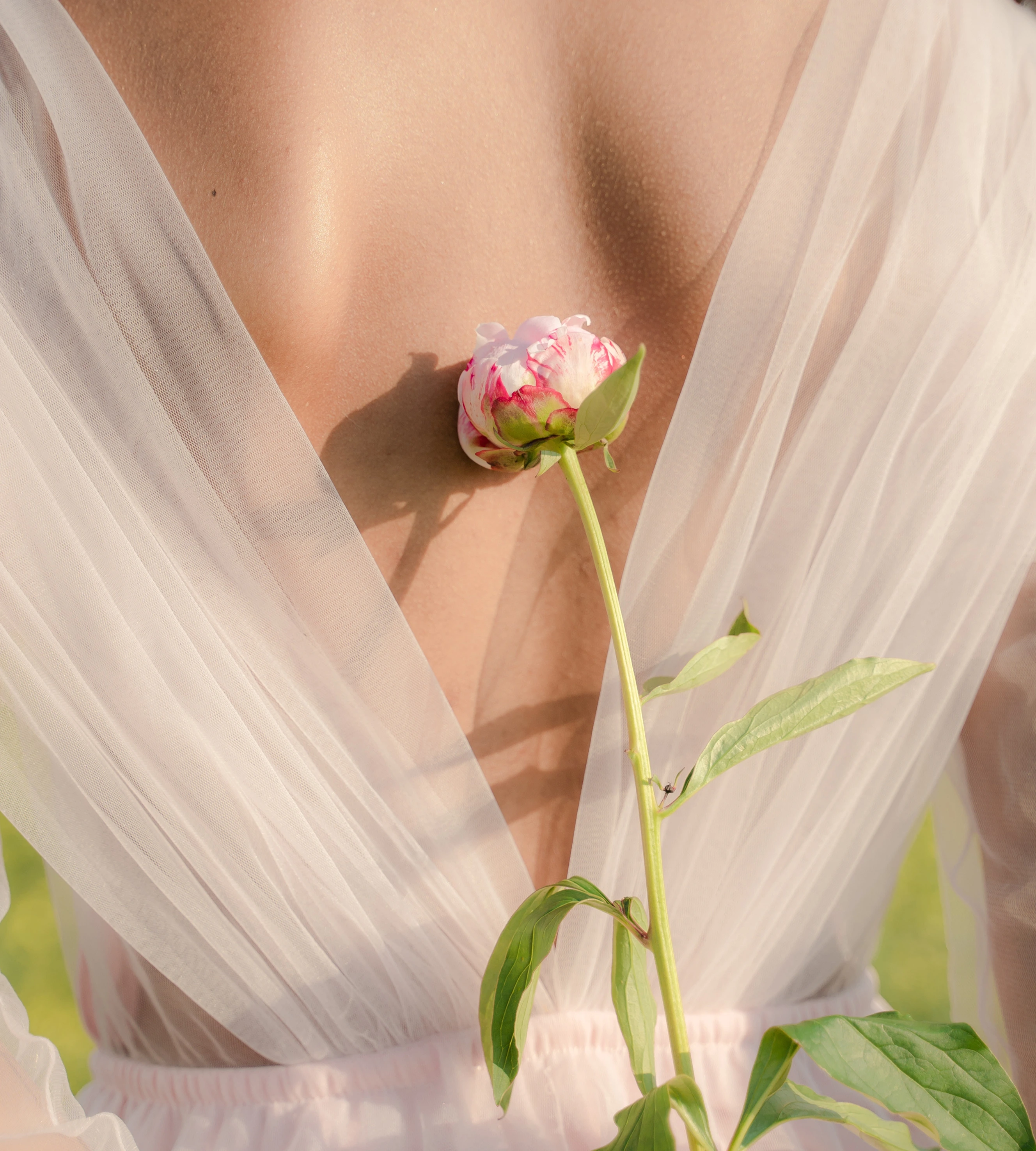 woman back and flower